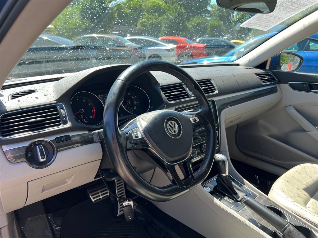 2016 Volkswagen Passat SEL photo