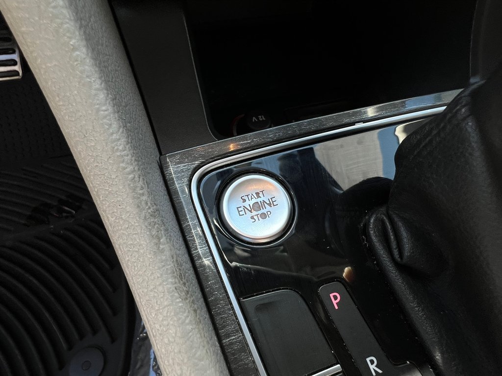 2016 Volkswagen Passat SEL photo