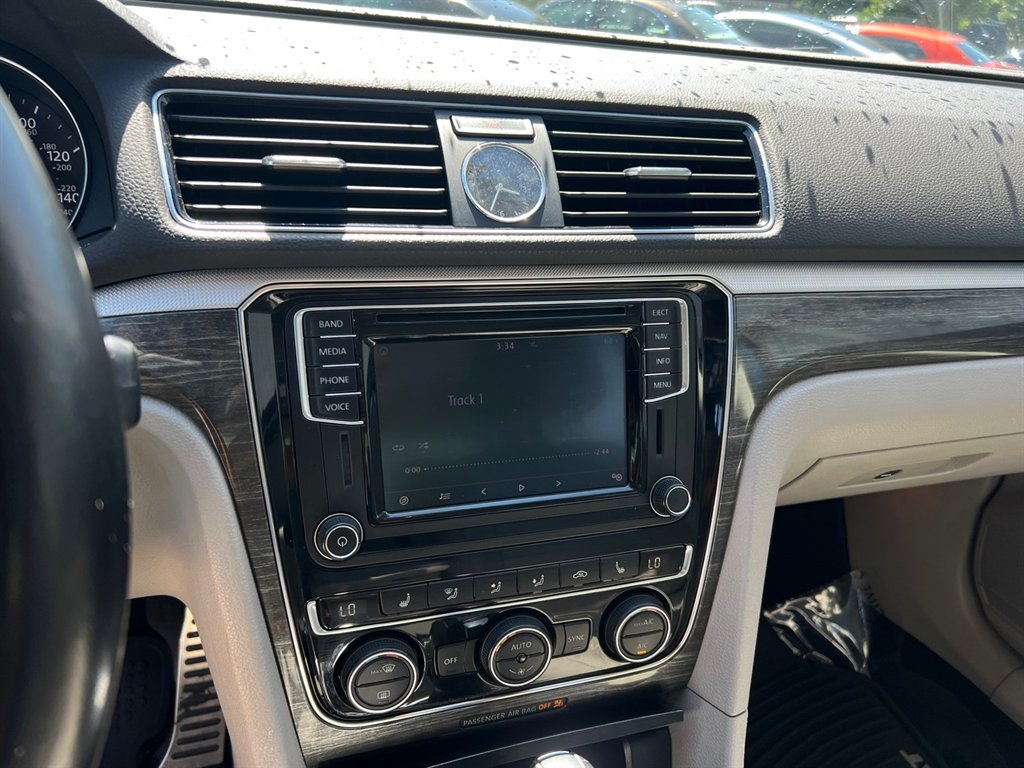 2016 Volkswagen Passat SEL photo