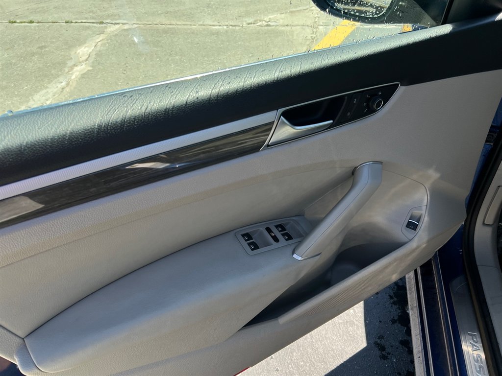 2016 Volkswagen Passat SEL photo