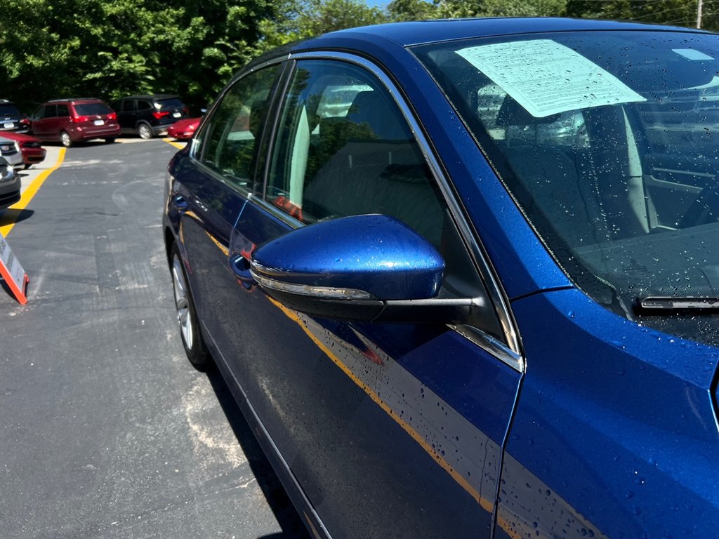 2016 Volkswagen Passat SEL photo