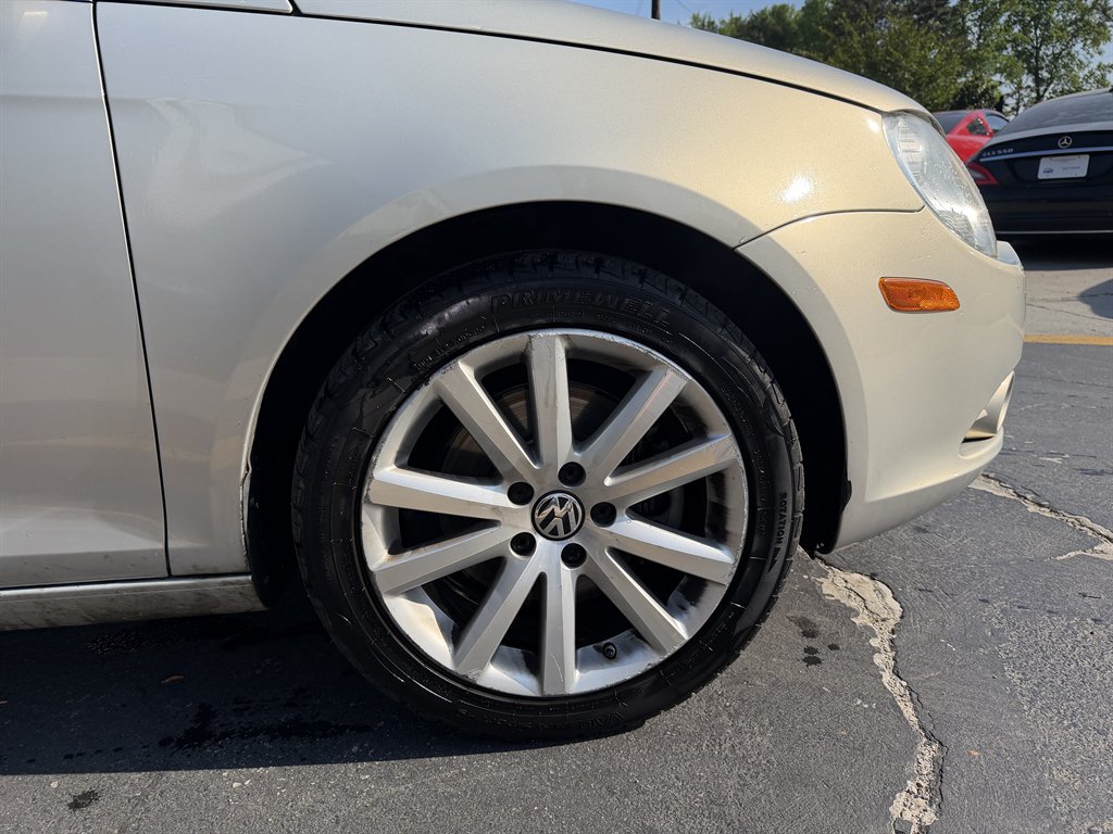 2010 Volkswagen Eos - $7,995
