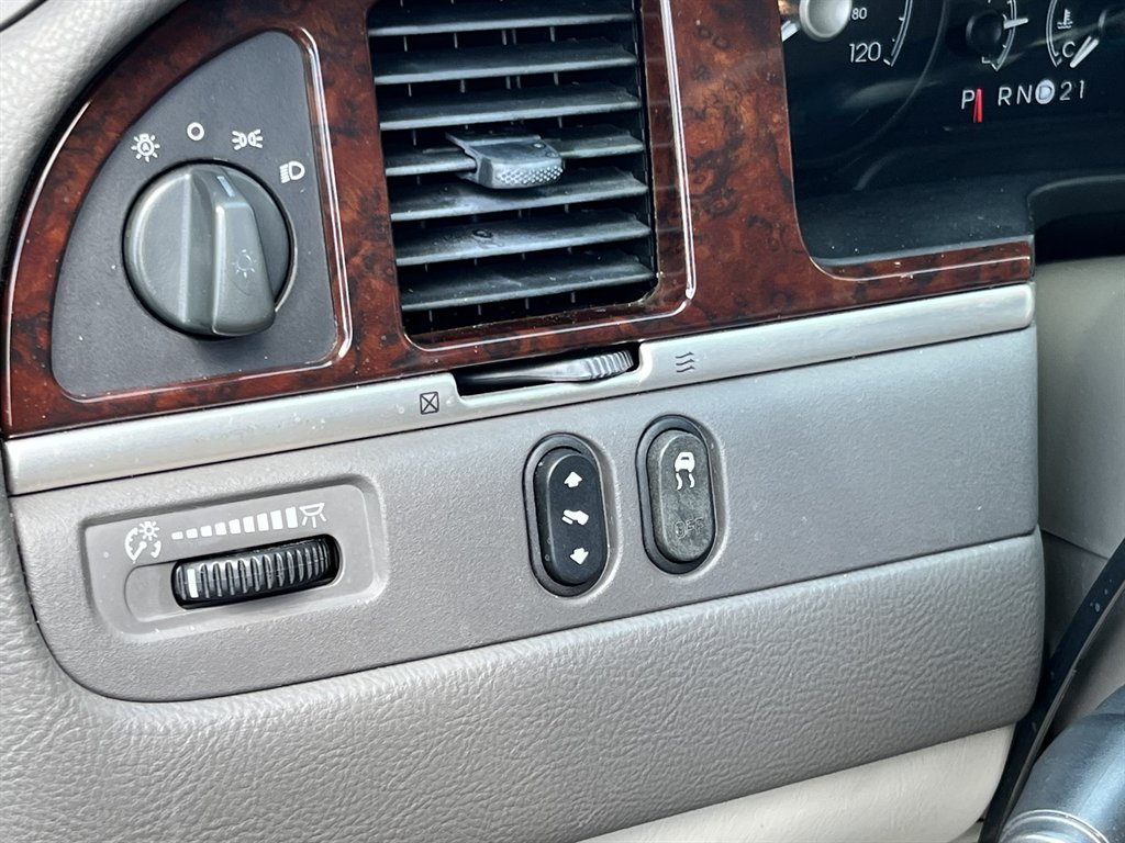 2006 Lincoln Town Car - $6,995
