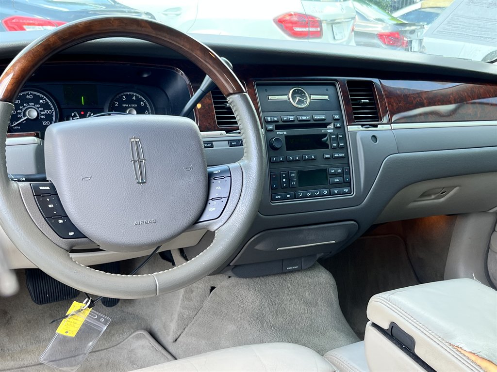 2006 Lincoln Town Car - $6,995