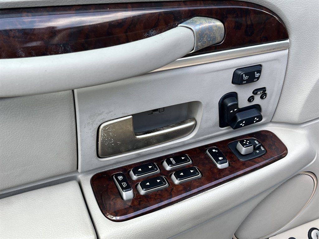 2006 Lincoln Town Car - $6,995