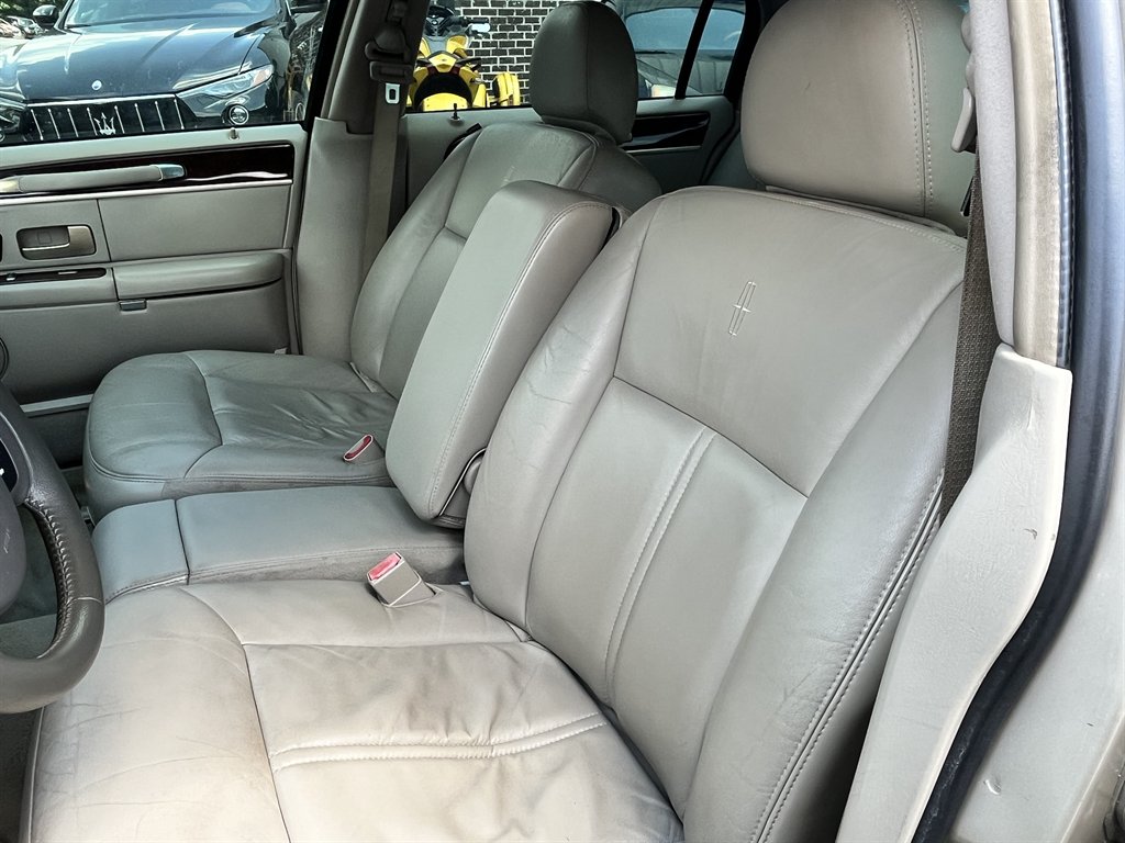 2006 Lincoln Town Car - $6,995
