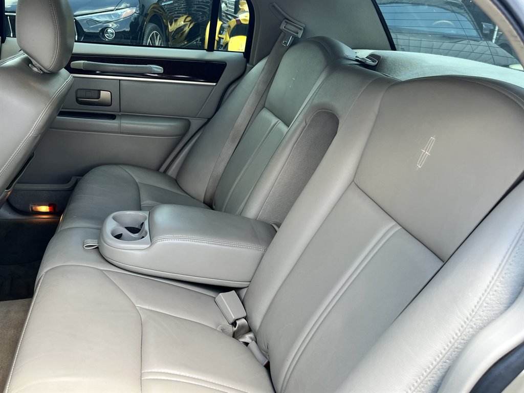 2006 Lincoln Town Car - $6,995