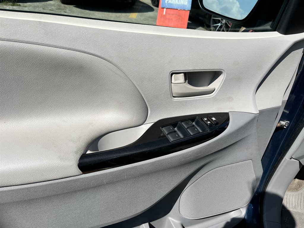 2012 Toyota Sienna - $8,995