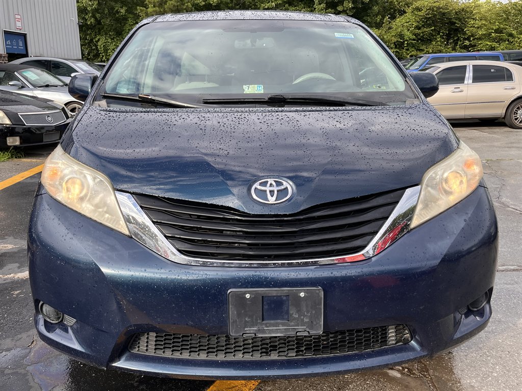 2012 Toyota Sienna - $8,995
