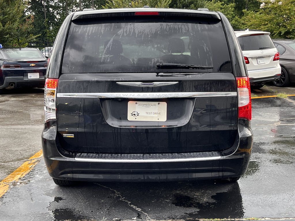 2016 Chrysler Town & Country - $6,995