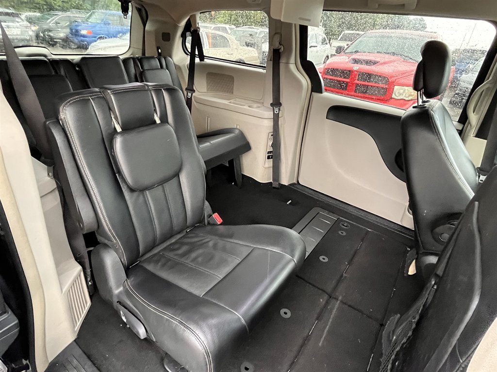 2016 Chrysler Town & Country - $6,995