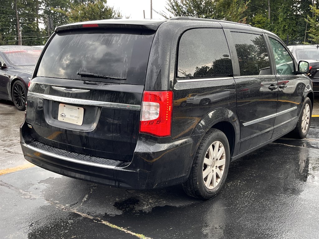 2016 Chrysler Town & Country - $6,995
