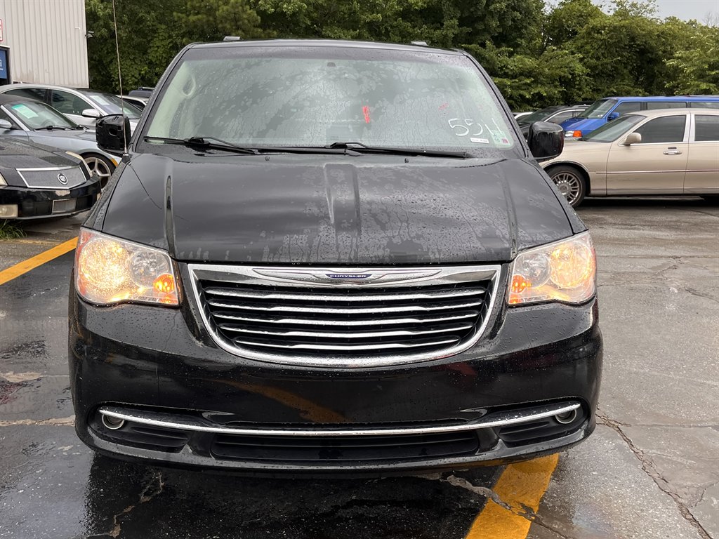 2016 Chrysler Town & Country - $6,995