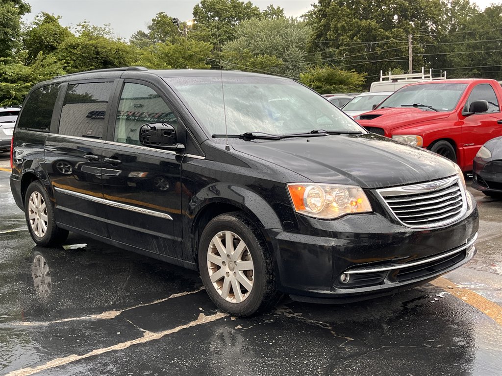 2016 Chrysler Town & Country - $6,995