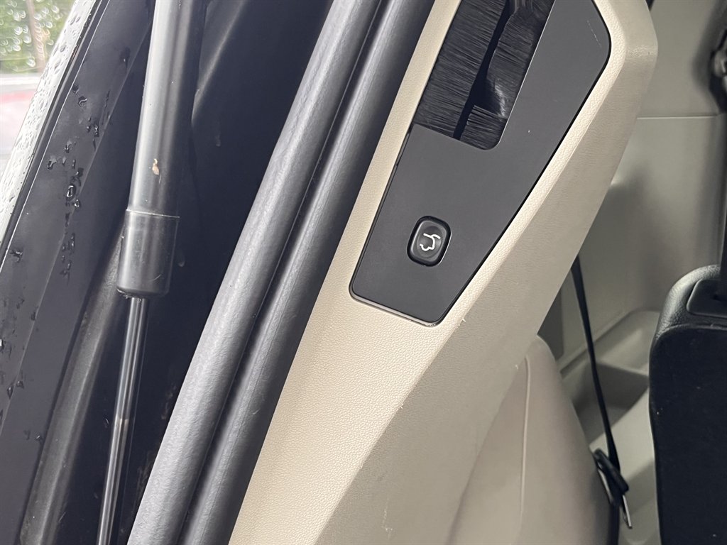 2016 Chrysler Town & Country - $6,995