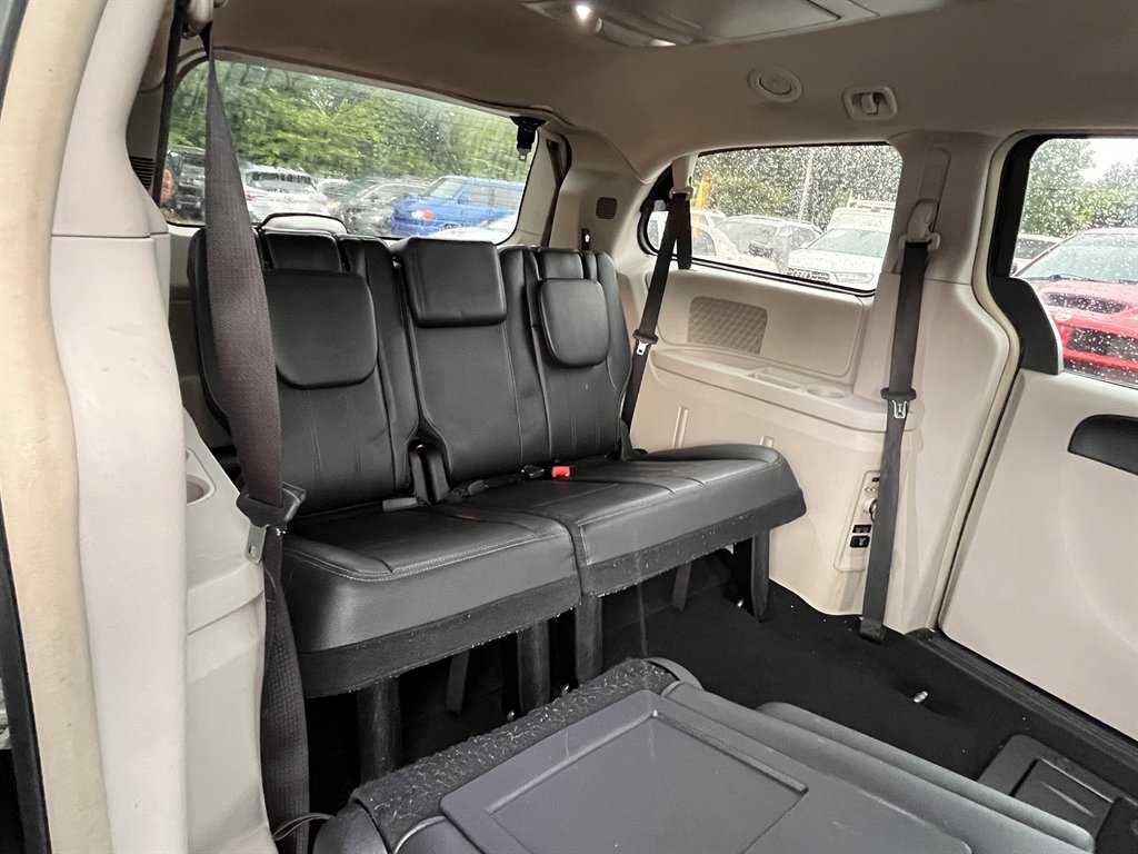 2016 Chrysler Town & Country - $6,995