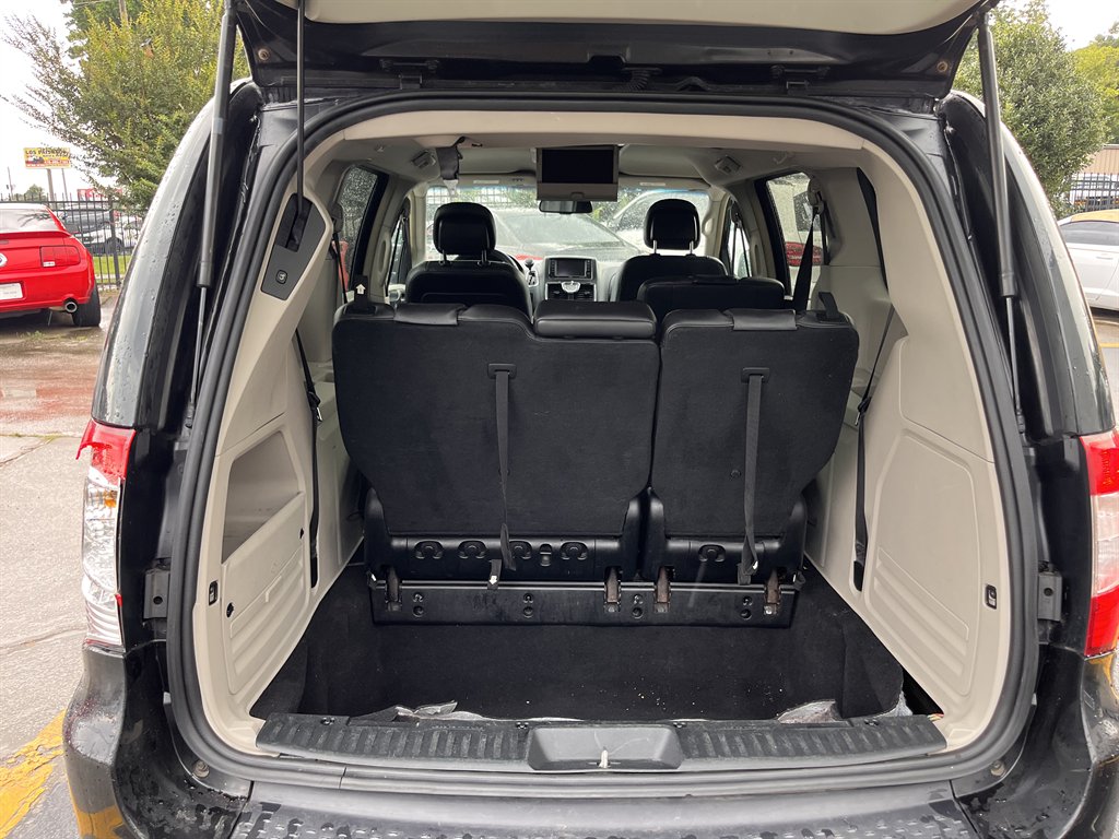 2016 Chrysler Town & Country - $6,995