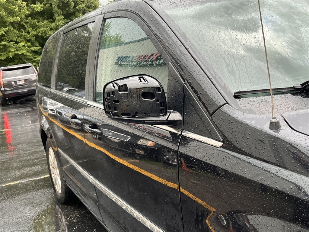 2016 Chrysler Town & Country - $6,995