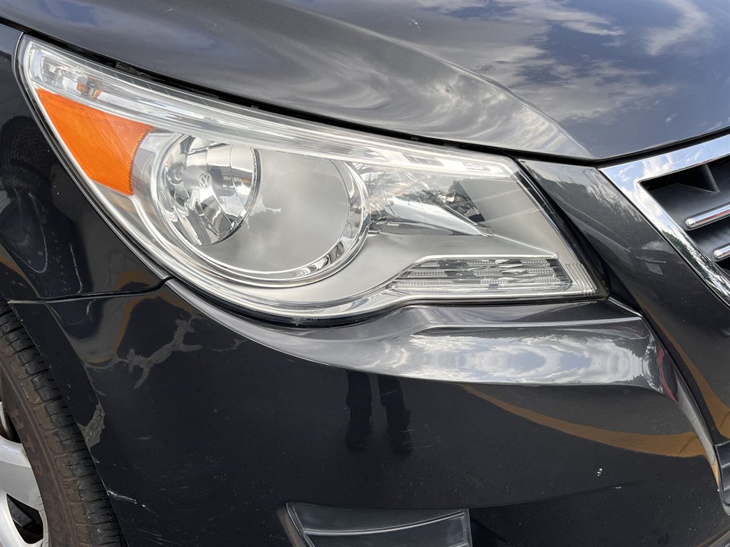 2011 Volkswagen Routan - $10,995
