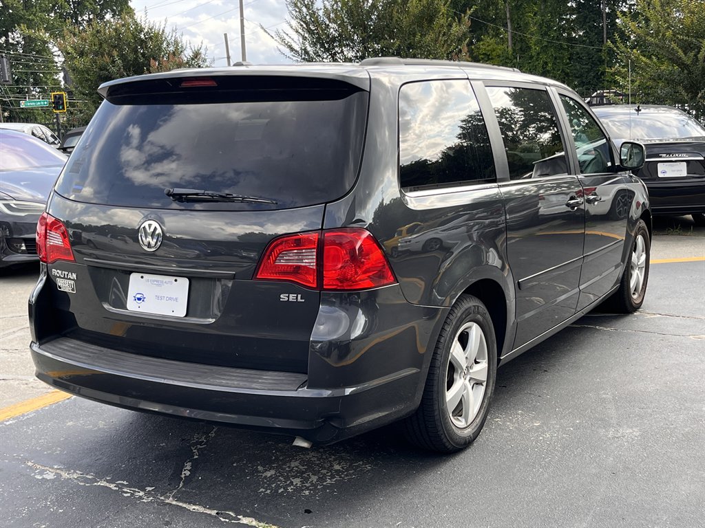2011 Volkswagen Routan - $10,995