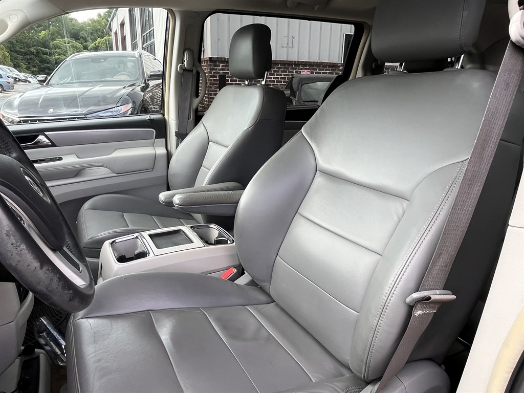 2011 Volkswagen Routan - $10,995