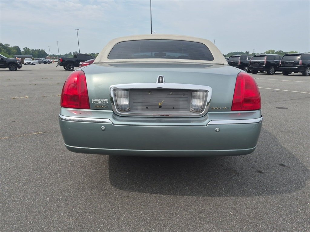 2004 Lincoln Town Car