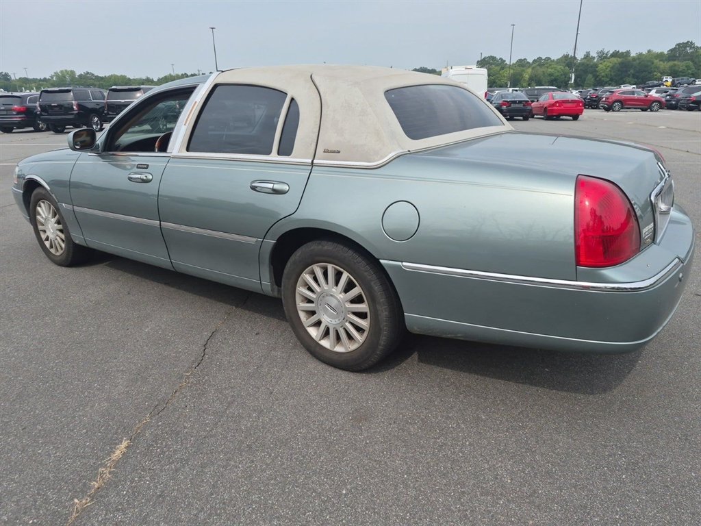 2004 Lincoln Town Car