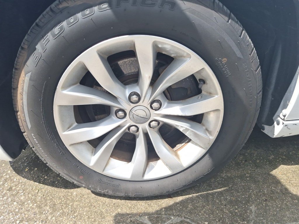 2015 Chrysler 300 - $8,228