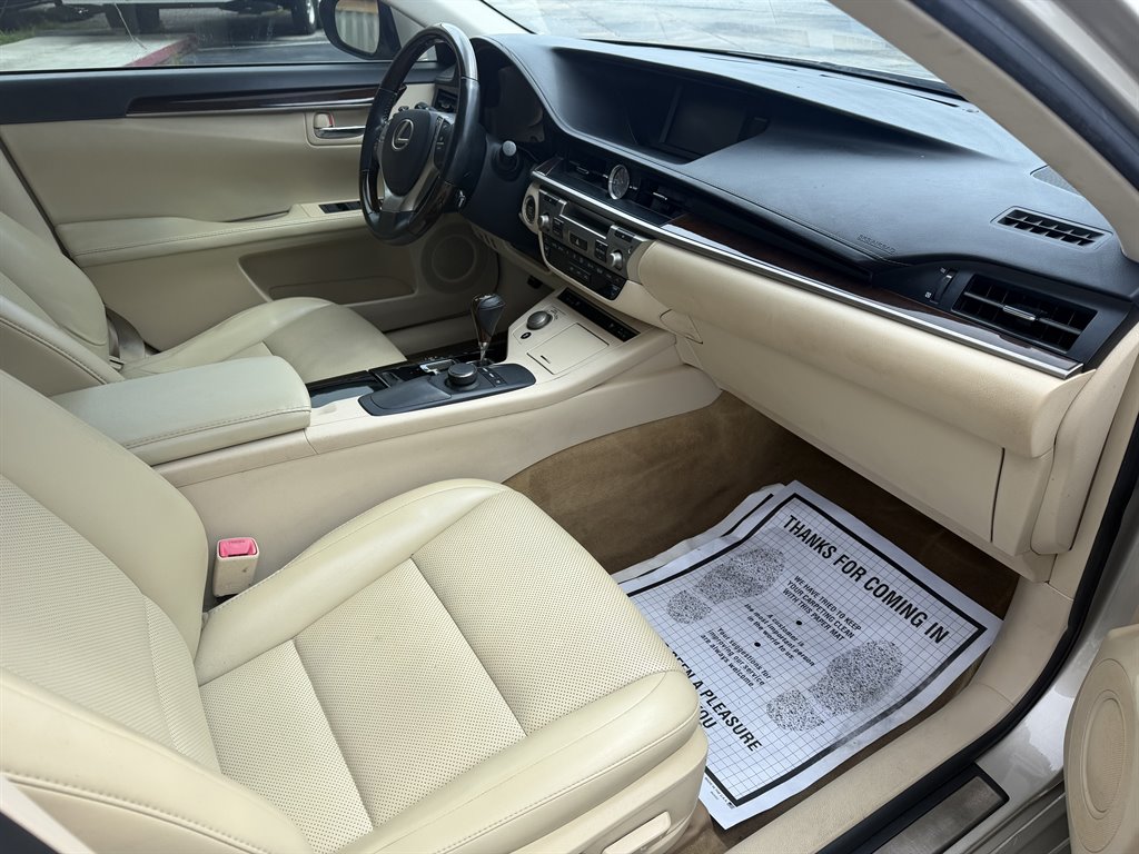 2014 Lexus ES - $12,988