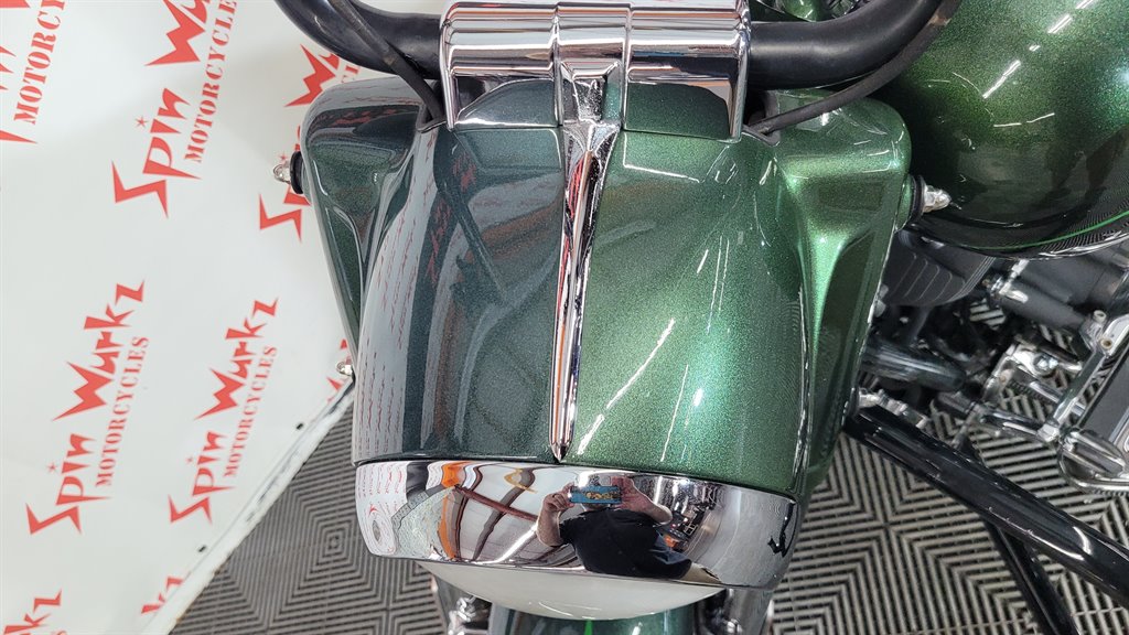 2014 Harley-davidson Cvo Road King - $14,000