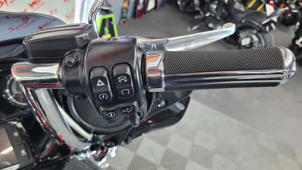 2017 Harley Davidson Ultra Limited Flhtk - $17,000
