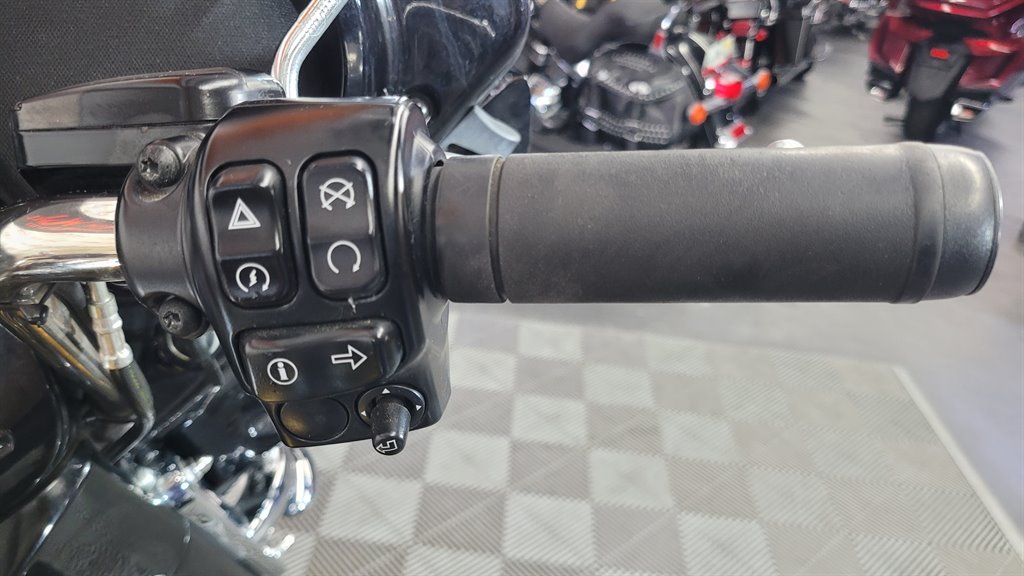 2017 Harley Davidson Ultra Limited Flhtk - $14,000