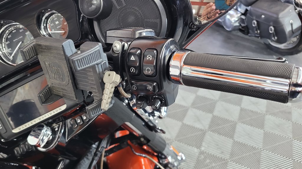 2017 Harley-davidson Cvo Street Glide - $26,000
