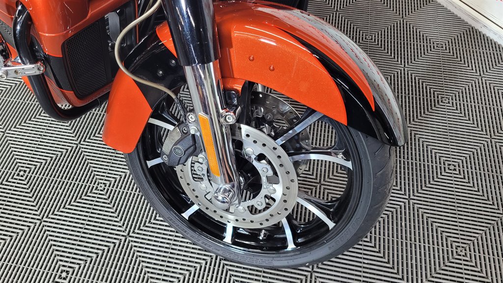 2017 Harley-davidson Cvo Street Glide - $26,000
