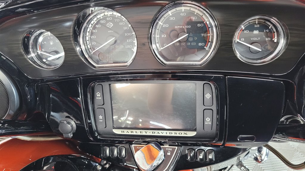2017 Harley-davidson Cvo Street Glide - $26,000