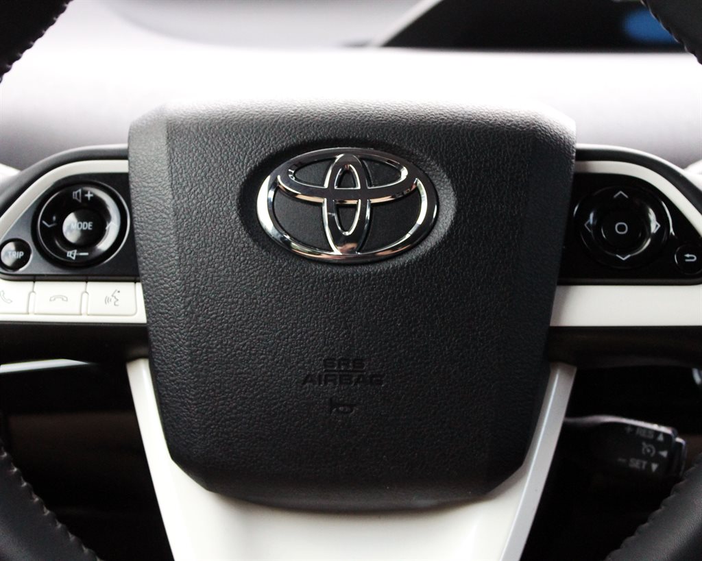2016 Toyota Prius 4 24