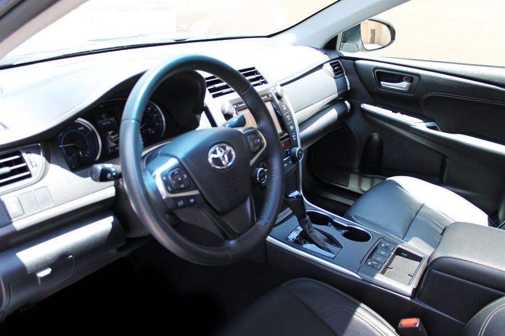 2016 Toyota Camry Hybrid XLE 19