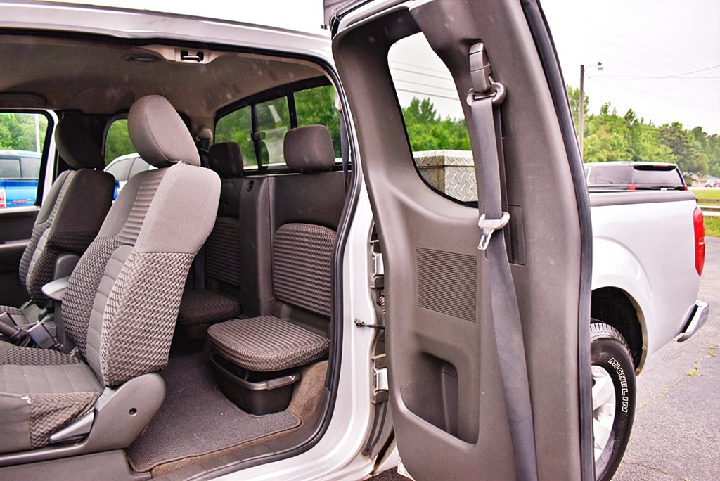 2010 Nissan Frontier SE V6 photo