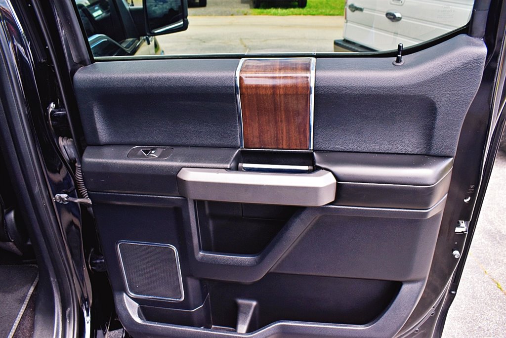 2017 Ford F150 Platinum photo