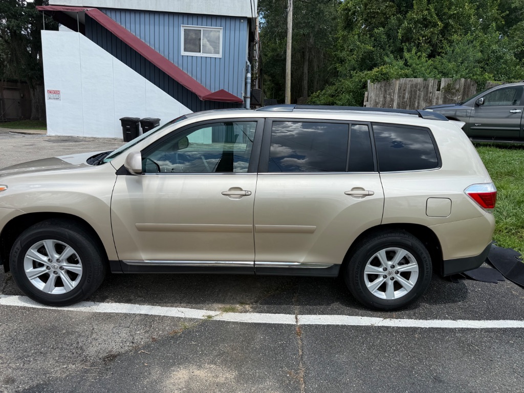 2012 Toyota Highlander - $11,999