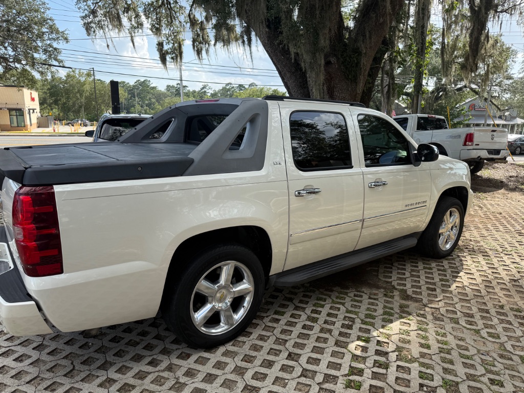 2010 Chevrolet Avalanche - $11,999