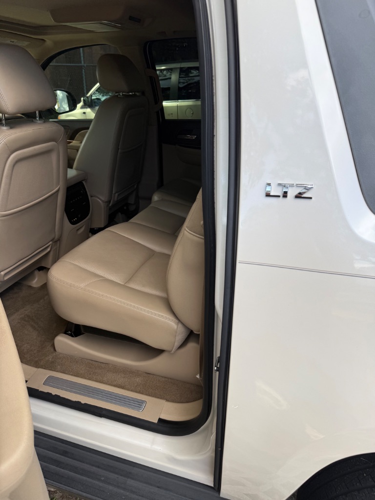 2010 Chevrolet Avalanche - $11,999