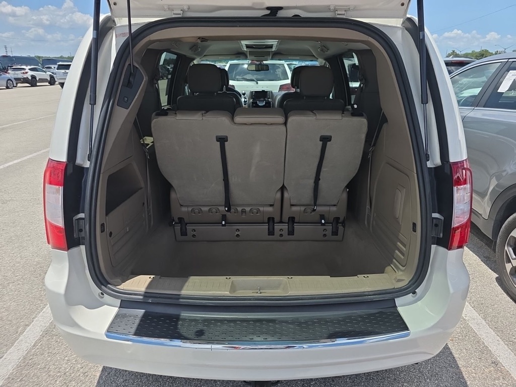 2013 Chrysler Town & Country - $7,999