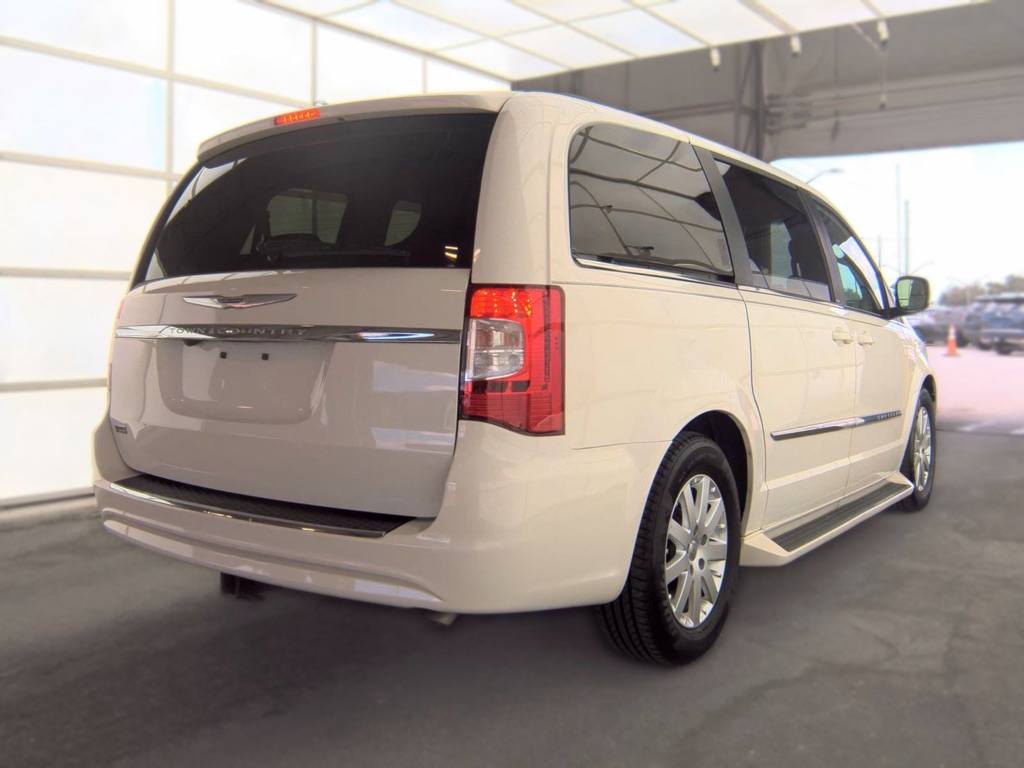 2013 Chrysler Town & Country - $7,999