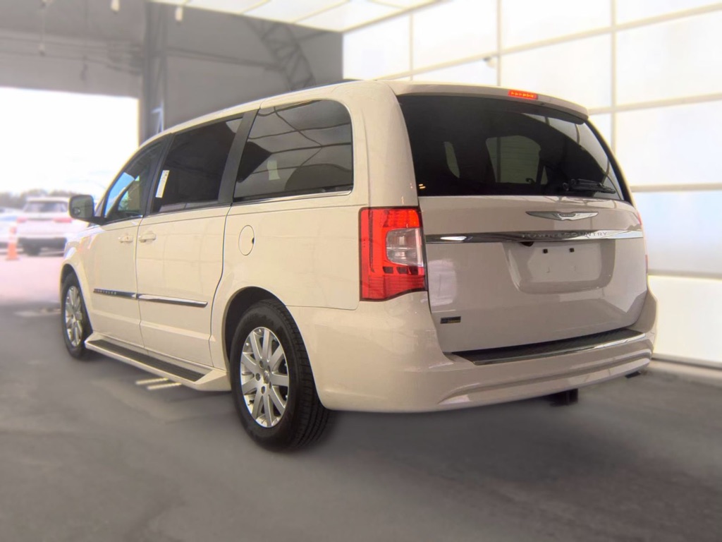 2013 Chrysler Town & Country - $7,999