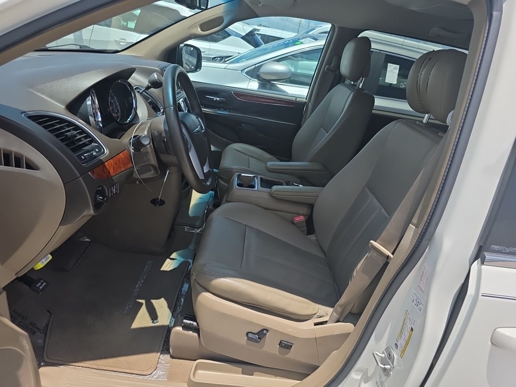2013 Chrysler Town & Country - $7,999