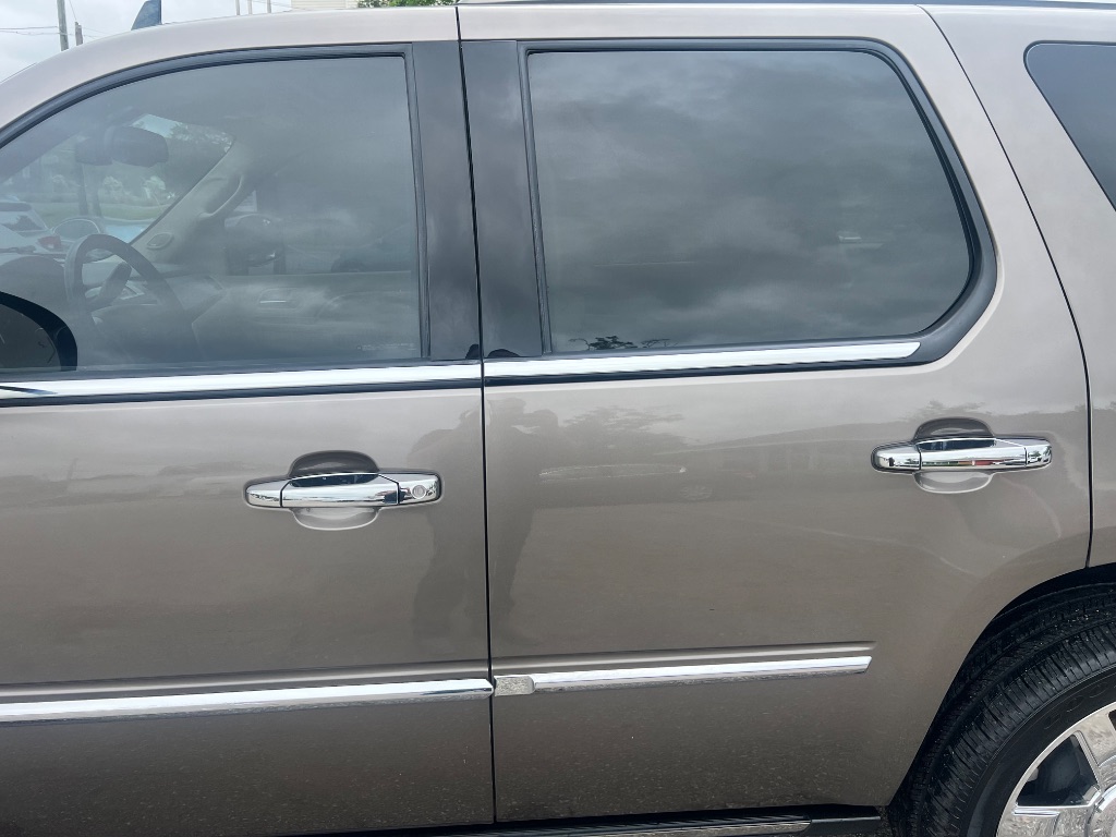 2011 Cadillac Escalade Premium photo