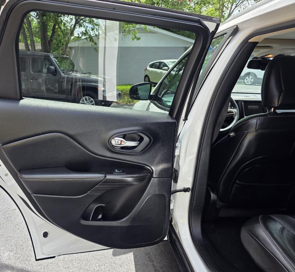 2015 Jeep Cherokee - $10,995
