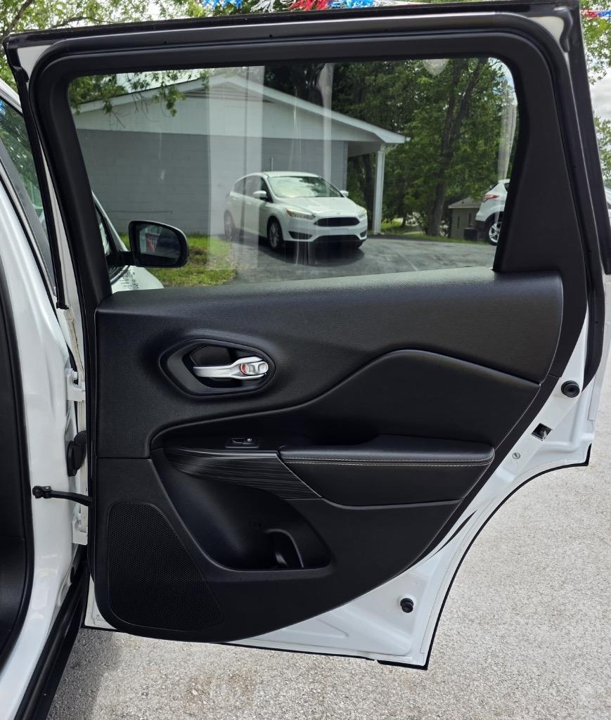 2015 Jeep Cherokee - $10,995