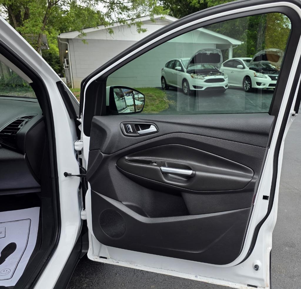 2016 Ford Escape - $10,995